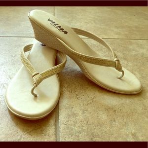 Small wedge sandals with gold accent